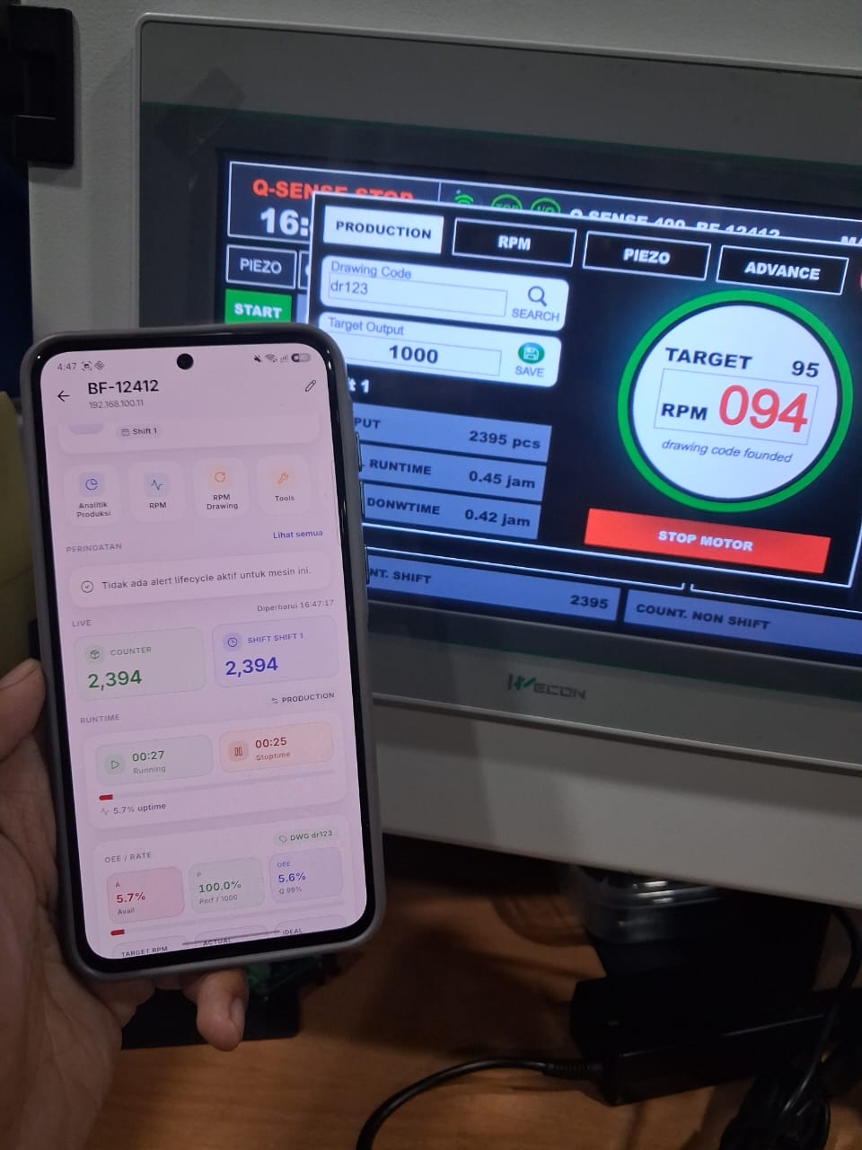 HMI mesin dengan aplikasi monitoring di ponsel