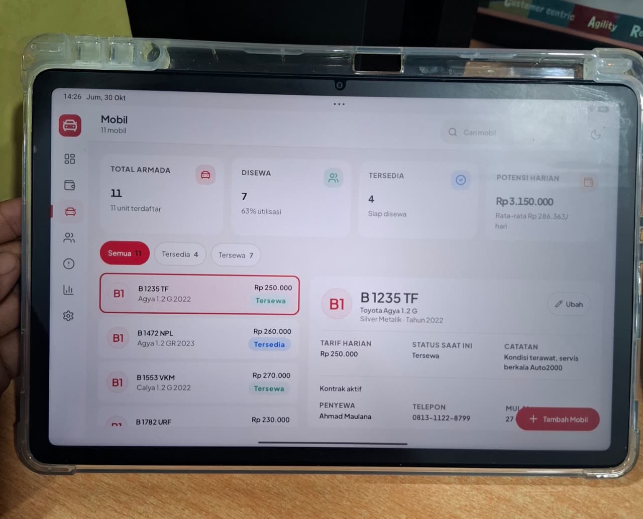 Tablet menjalankan aplikasi Klinik.Net, layar Mobil